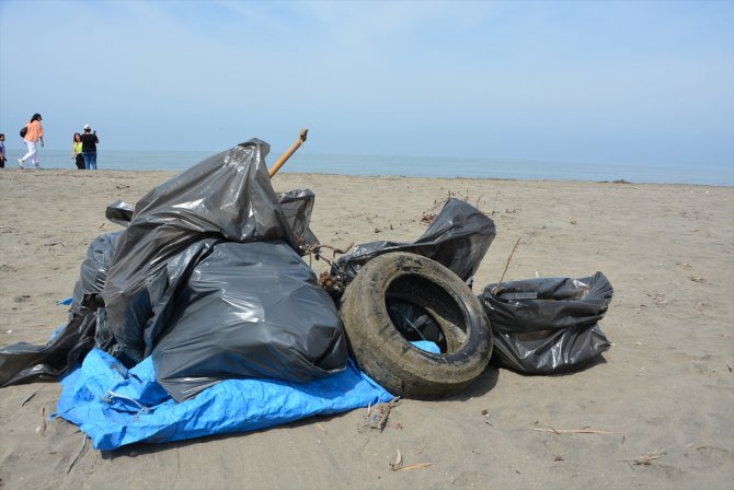 Mersin'de öğrenciler ve gönüllüler sahil temizliği yaptı