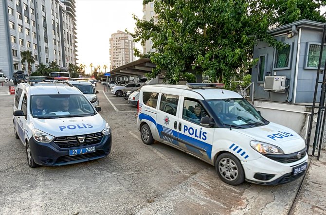 GÜNCELLEME - Mersin'de uyuşturucu satıcılarına yönelik şafak baskınında 21 zanlı yakalandı