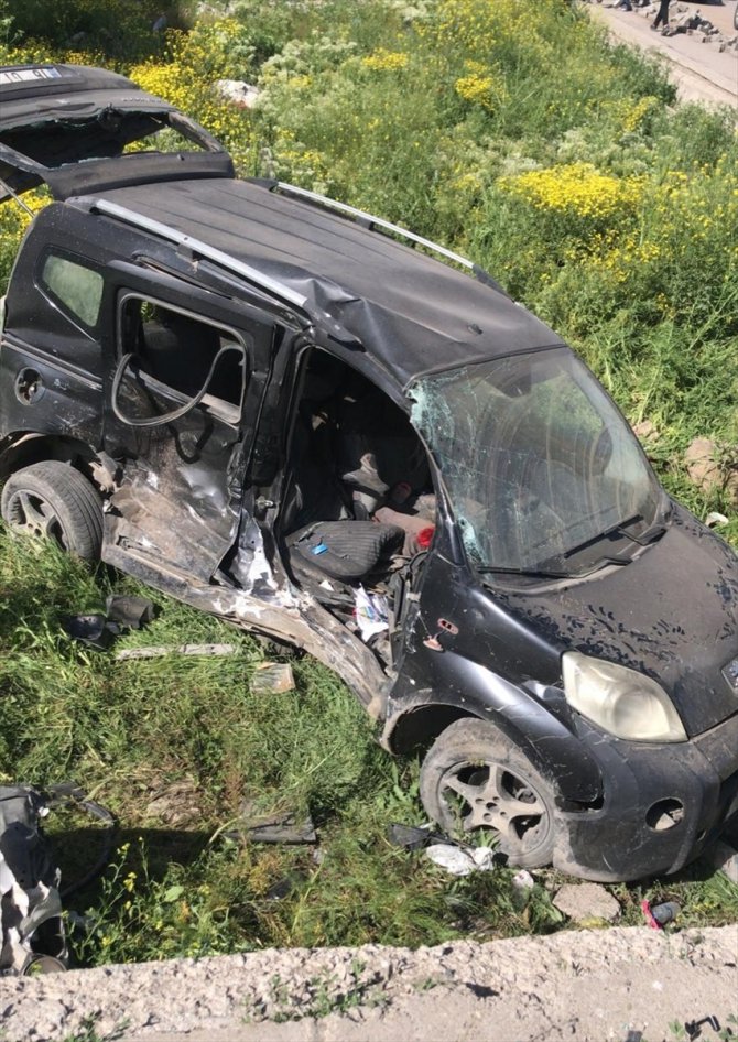 Muş'ta hafif ticari araç ile öğrenci servisinin çarpışması sonucu 9 kişi yaralandı