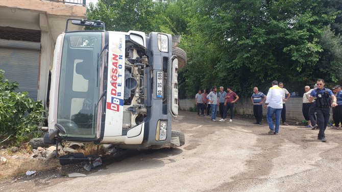 Osmaniye'de yolun çökmesi sonucu devrilen beton mikserinin sürücüsü yaralandı