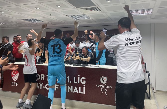 Süper Lig'e yükselen Pendikspor kupasını aldı