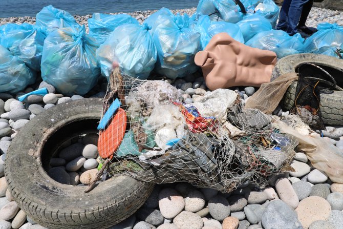 Rize'de deniz dibi ve kıyı temizliğinde 150 kilogram atık toplandı