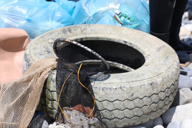 Rize'de deniz dibi ve kıyı temizliğinde 150 kilogram atık toplandı