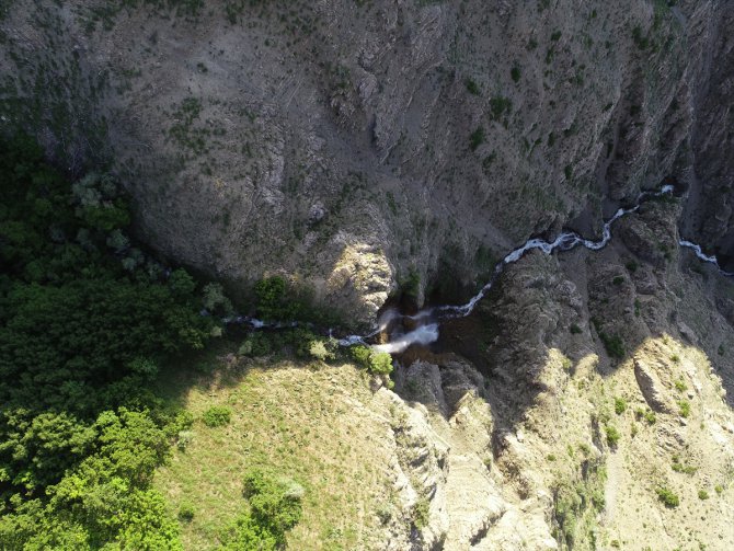 Bingöl'de ulaşımının zor olduğu Yoncalık Şelalesi dronla görüntülendi