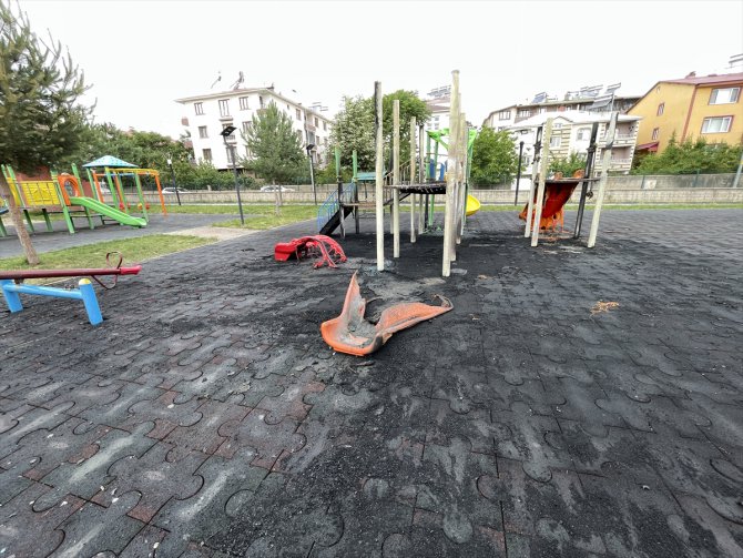 Bingöl'de yakılan araç lastiği oyun parkındaki malzemelere zarar verdi