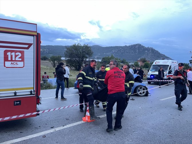 GÜNCELLEME - Burdur'da iki otomobilin çarpıştığı kazada 5 kişi öldü, 5 kişi yaralandı