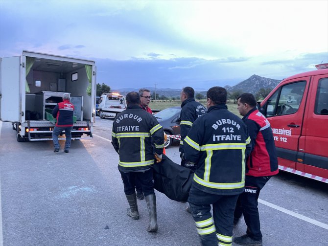 GÜNCELLEME - Burdur'da iki otomobilin çarpıştığı kazada 5 kişi öldü, 5 kişi yaralandı