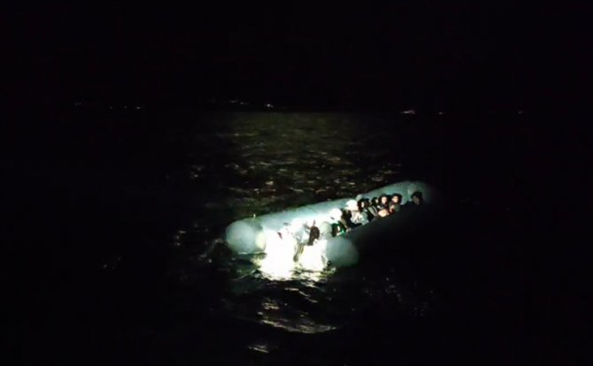 Çanakkale açıklarında lastik botlardaki 61 düzensiz göçmen karaya çıkarıldı