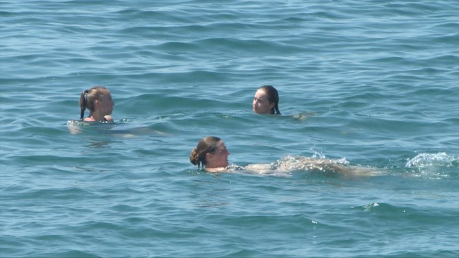 Güneşli havayı fırsat bilenler Antalya sahillerini doldurdu