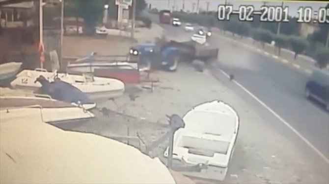 İş yerinde oynayan çocuk, traktörün altında kalmaktan son anda kurtuldu