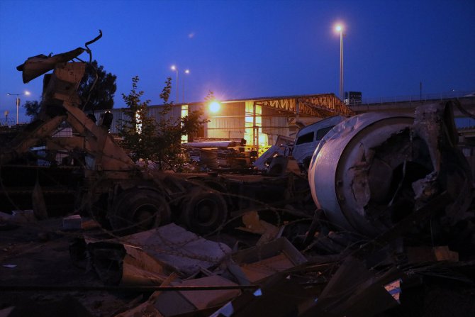 İzmir'de viyadükten düşen beton mikserinin sürücüsü öldü