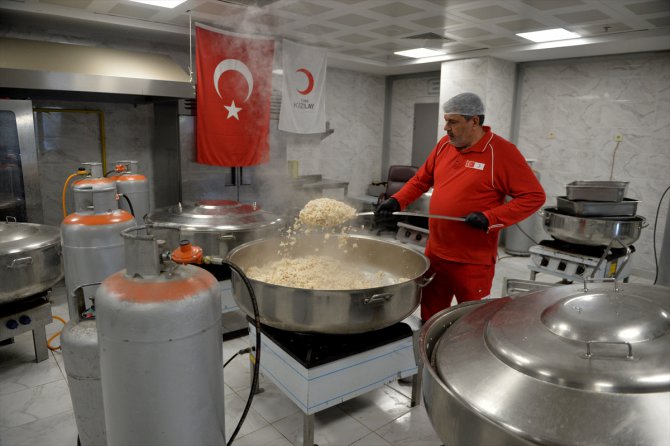 Kızılay'ın depremzede aşçısı, Pazarcıklı afetzedeler için mutfaktan çıkmıyor