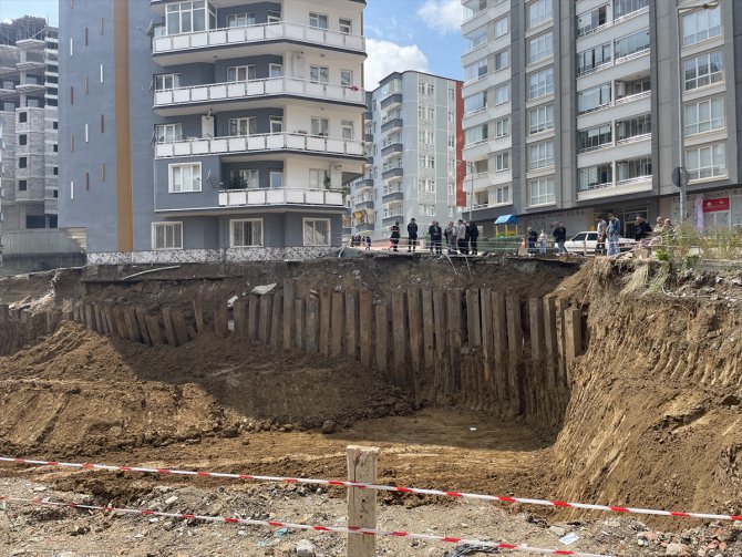 Samsun'da temel kazısında toprak kayması nedeniyle 6 katlı apartman boşaltıldı