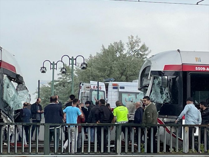 Samsun'da tramvayların çarpışması sonucu çok sayıda kişi yaralandı