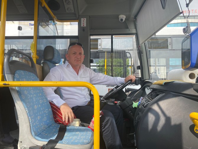 Zonguldak'ta halk otobüsünde düşürülen 1700 dolar sahibine teslim edildi