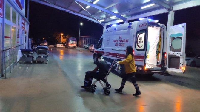 Adana'da devrilen hafif ticari araçtaki 7 kişi yaralandı