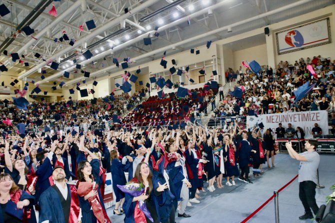 Anadolu Üniversitesinde öğrenimlerini tamamlayanlar için mezuniyet töreni yapıldı