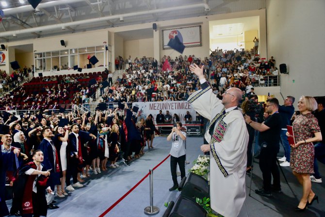 Anadolu Üniversitesinde öğrenimlerini tamamlayanlar için mezuniyet töreni yapıldı