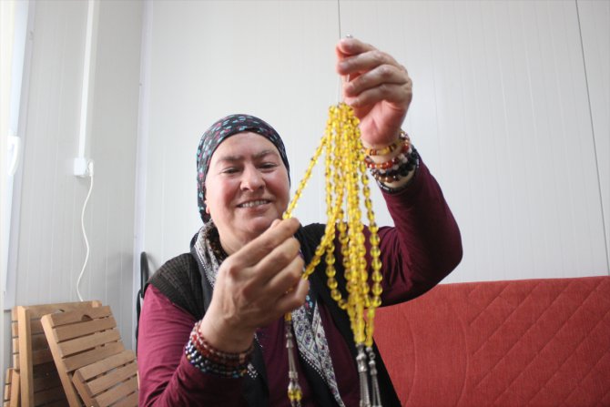 Depremzede kadın konteynerde yaptığı el emeği ürünlerle ev ekonomisine katkı sağlıyor