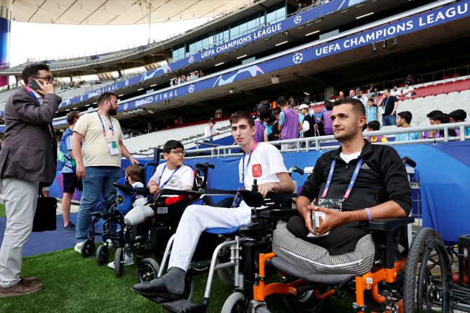 Depremzedeler, UEFA Şampiyonlar Ligi finalisti takımların antrenmanlarını izledi