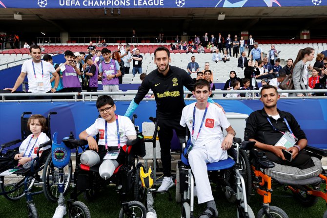 Depremzedeler, UEFA Şampiyonlar Ligi finalisti takımların antrenmanlarını izledi