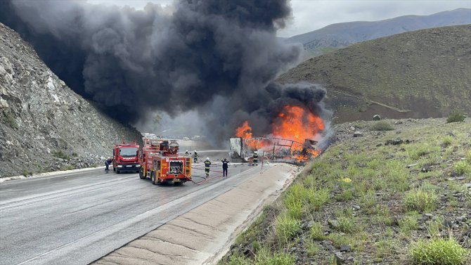 GÜNCELLEME - Erzincan'da iki tırın çarpışması sonucu çıkan yangında sürücüler öldü