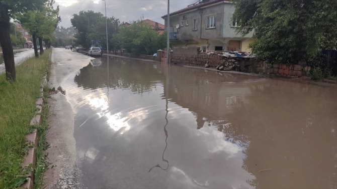 Kayseri'nin Bünyan ilçesinde sağanak nedeniyle bazı ev ve iş yerlerini su bastı