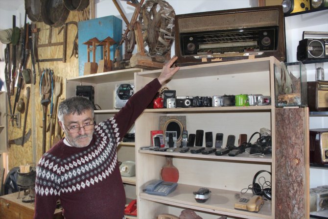 Samsun'da emekli marangoz 20 yılda topladığı antika eşyaları dükkanında sergiliyor