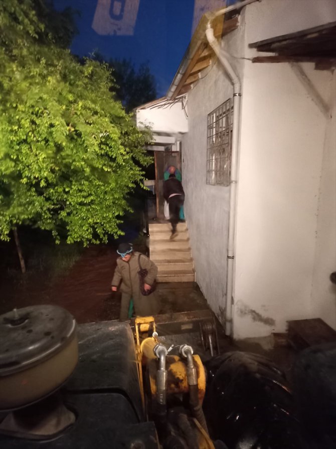 Sivas'ta sel nedeniyle evlerinde mahsur kalan 9 kişi ekiplerce kurtarıldı
