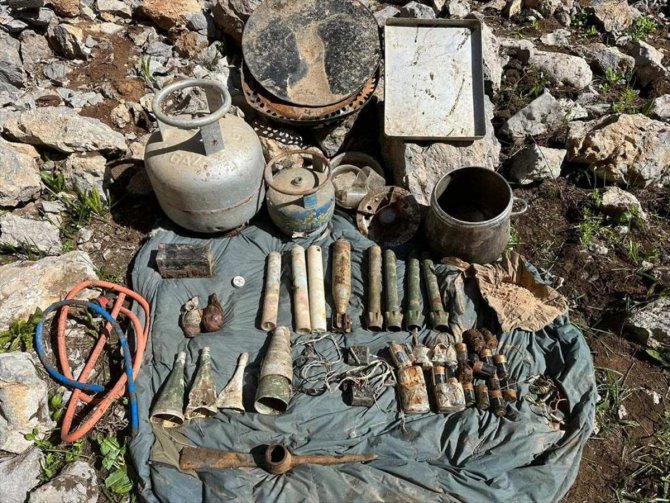 Van'da terör örgütü PKK'ya ait çok sayıda silah ve mühimmat ele geçirildi