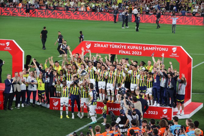 61. Ziraat Türkiye Kupası'nın sahibi Fenerbahçe kupasını aldı