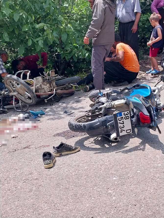 Adana'da iki motosikletin çarpıştığı kazada 3 kişi yaralandı