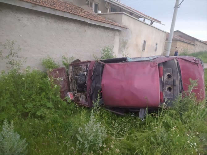 Afyonkarahisar'da devrilen otomobildeki 6 kişi yaralandı