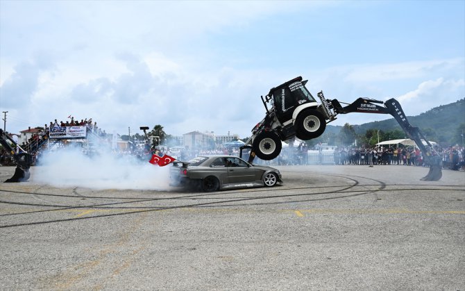 Antalya'daki festivalde klasik ve modifiyeli araçlar görücüye çıktı