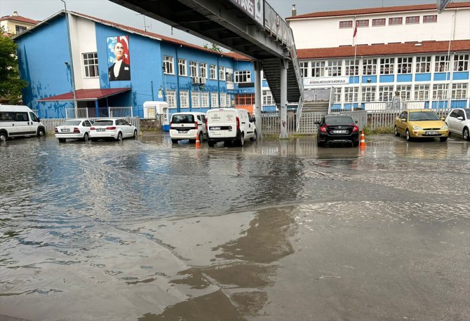 Başkentte suyla dolan alt geçitte mahsur kalan midibüs şoförü kurtarıldı