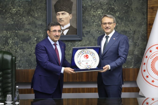 Cumhurbaşkanı Yardımcısı Cevdet Yılmaz, AK Parti Bingöl İl Başkanlığını ziyaret etti: