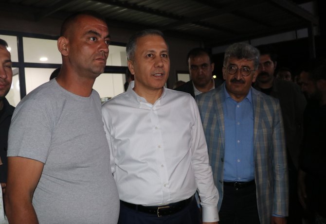 İçişleri Bakanı Ali Yerlikaya, Hatay'da depremzedelerle bir araya geldi