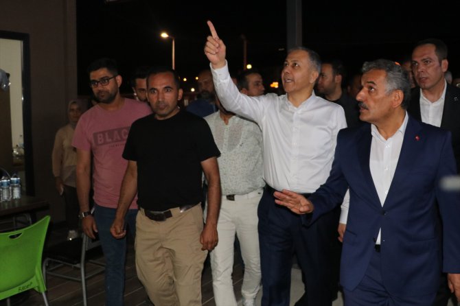 İçişleri Bakanı Ali Yerlikaya, Hatay'da depremzedelerle bir araya geldi
