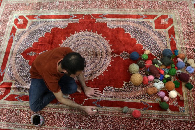 İranlı halı tamircileri, yıpranmış el dokuması halıları adeta "yeniden hayata döndürüyor"