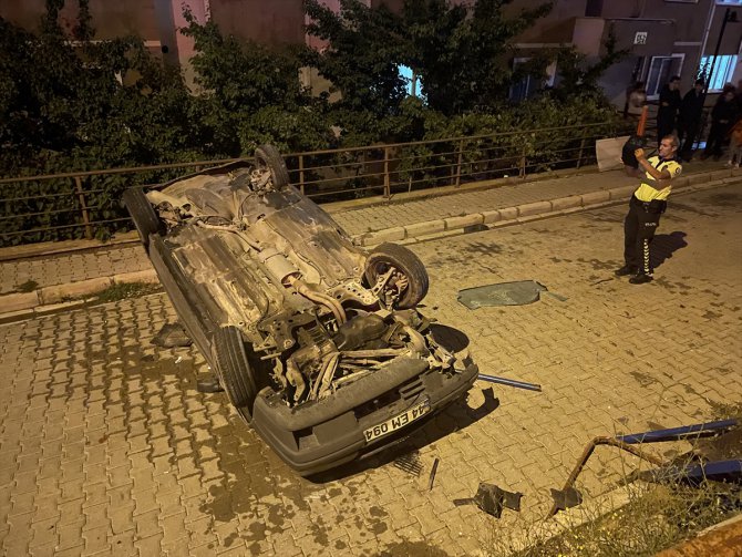 Kayseri'de devrilen otomobildeki 3 kişi yaralandı