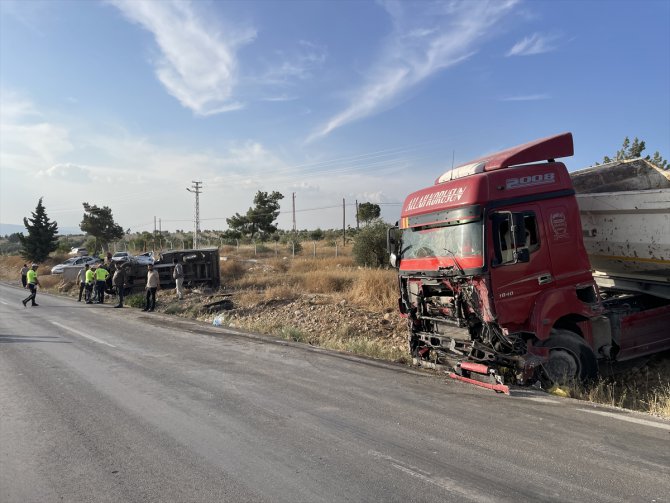 Kilis'te tırla kamyonetin çarpışması sonucu 3 kişi ağır yaralandı