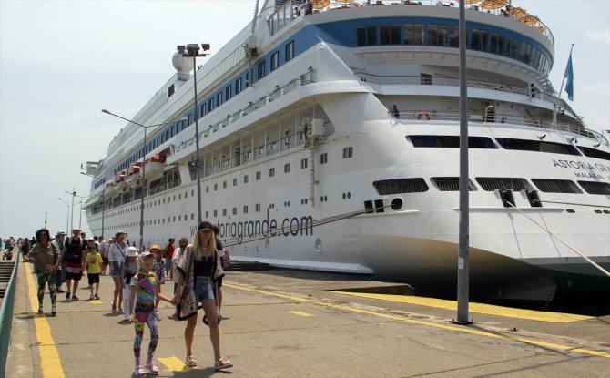 Panama bandıralı kruvaziyer "Astoria Grande" 495 yolcusuyla Sinop'a geldi