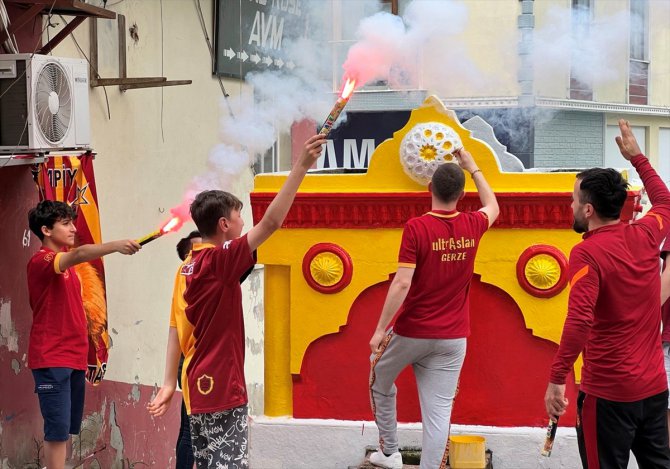"Şampiyon çeşme" bu yıl Galatasaray'ın renklerine büründü
