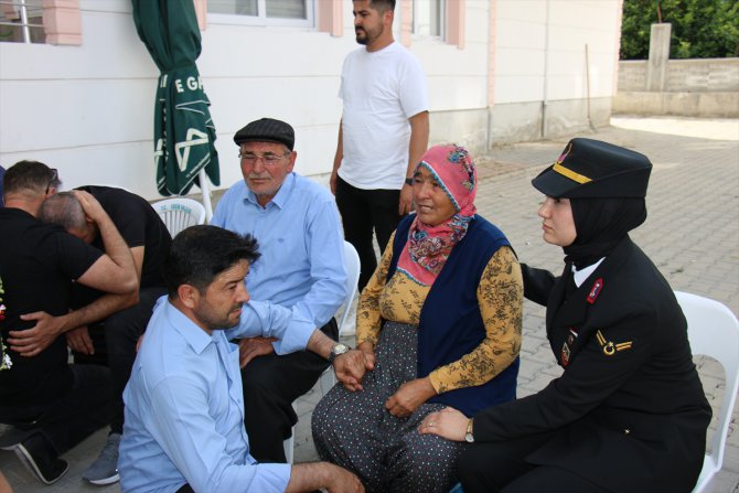 Şehit Halil Şahin'in Mersin'deki ailesine şehadet haberi verildi
