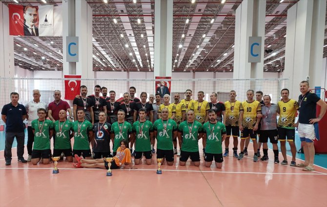 Voleybolda İzmir'deki Veteranlar Şampiyonası'nda dereceye girenler belli oldu