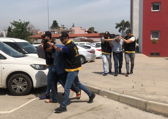 Adana'da minibüs şoförünün bıçaklanması olayının şüphelisi baba ve oğlu tutuklandı