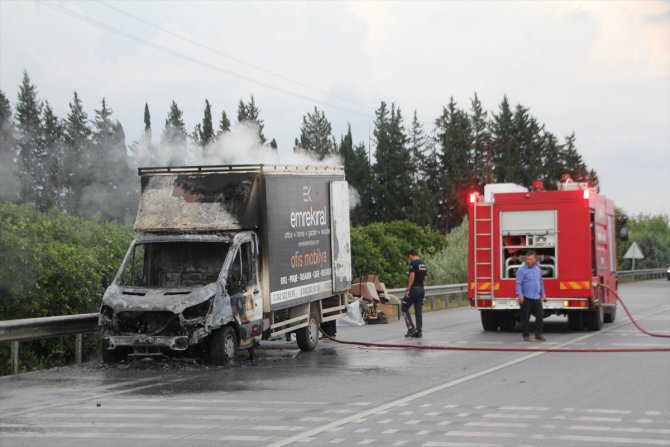 Antalya'da seyir halindeki mobilya yüklü kamyonet yandı