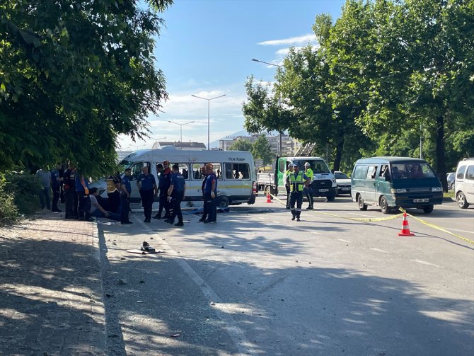 Bursa'da işçi servisi ile otomobilin çarpıştığı kazada 1 kişi öldü, 9 kişi yaralandı
