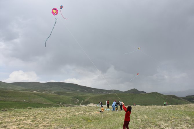 Erzurum'da uçurtmalar, yetim ve depremzede çocuklar için yükseldi