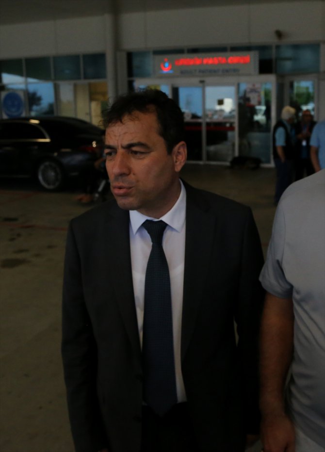 GÜNCELLEME 2 - Eski Ekonomi Bakanı Nihat Zeybekci, trafik kazasında yaralandı
